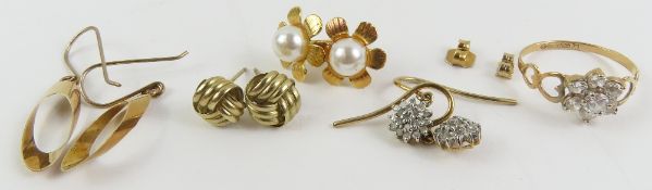 A cubic zirconia cluster ring, marked '9ct 375', a