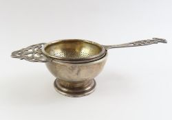 A silver framed tea strainer, Birmingham, 1939, Wi