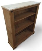 A pine bookshelf of two adjustable shelves, 100cm