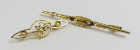 A split pearl set bar brooch, marked '15c', 3.9cm