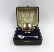 A silver porringer, by Sanders & Mackenzie, Birmingham, 1926, circular form, two circular l