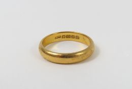 A 22ct gold wedding band, finger size M 1/2, 4.82g