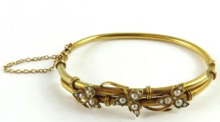 A Victorian hinged bangle, the front two bars cros