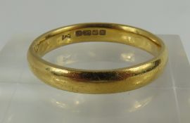 A 22ct gold wedding band, finger size P, 4.93g gr