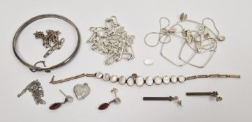 Silver collarette necklace with suspended leaves, earrings and other silver-coloured metal jewellery
