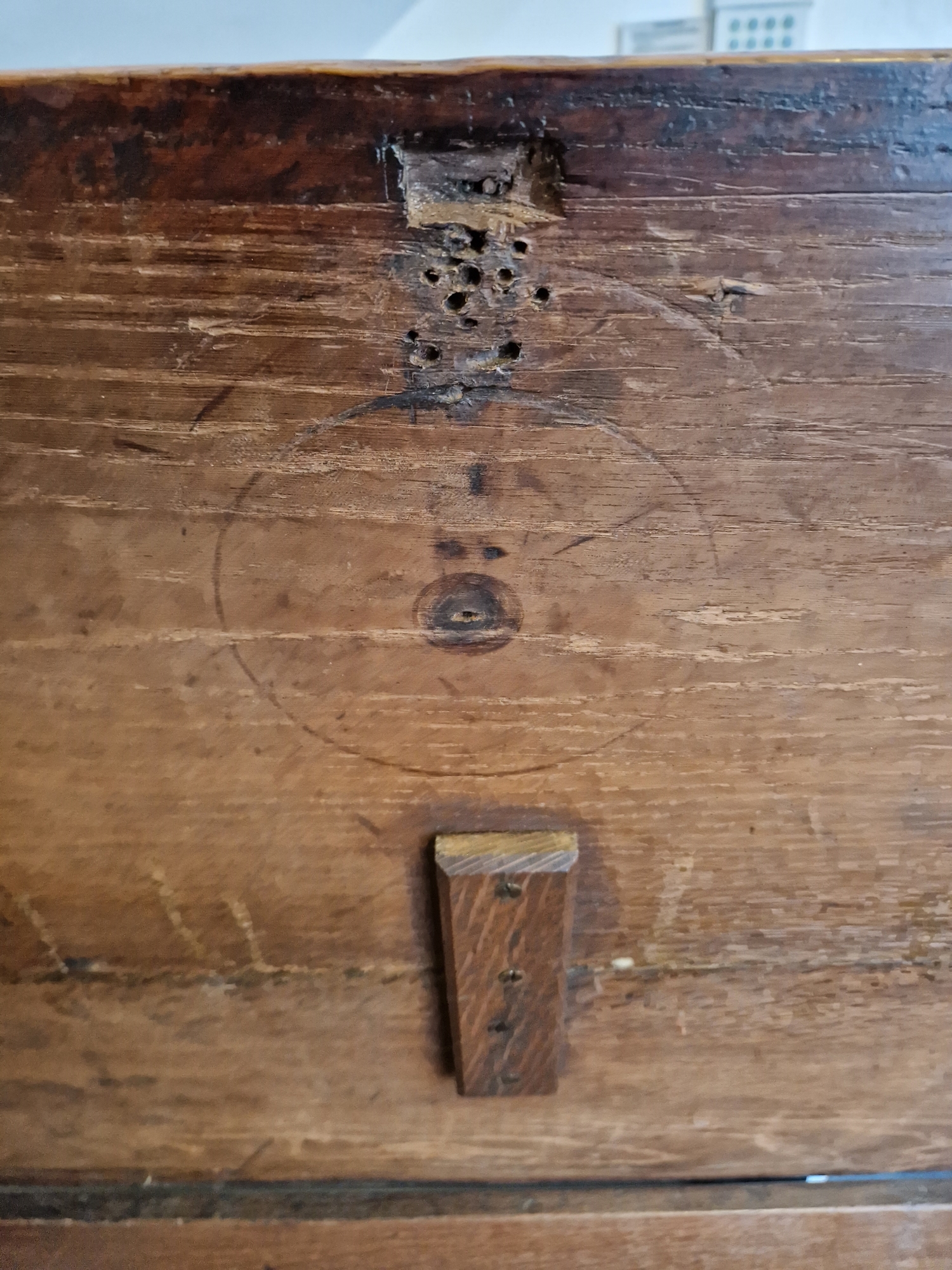 Antique oak coffer, the planked top with lunette frieze, the three-framed panel front scroll - Image 18 of 27