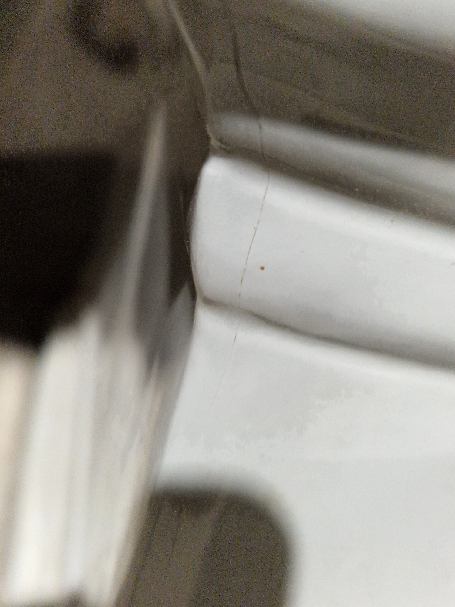 White ceramic toilet cistern  Condition Report Some small chips and some cracks. - Image 6 of 8