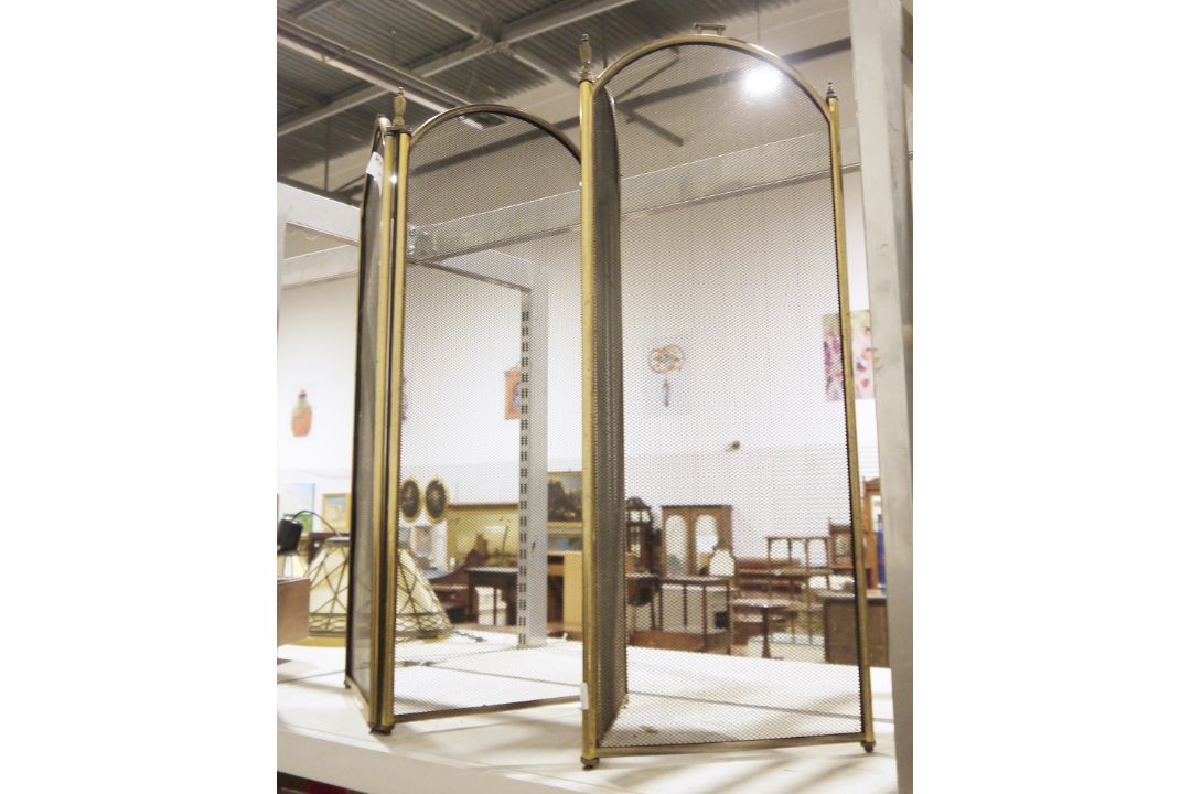 Four-panel fire spark guard and a large Royal Cameo Simplicity service (1 box) - Image 2 of 2