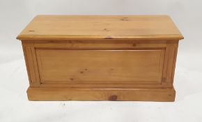 Modern pine blanket box of rectangular form, 50cm high x 101cm wide x 41cm deep