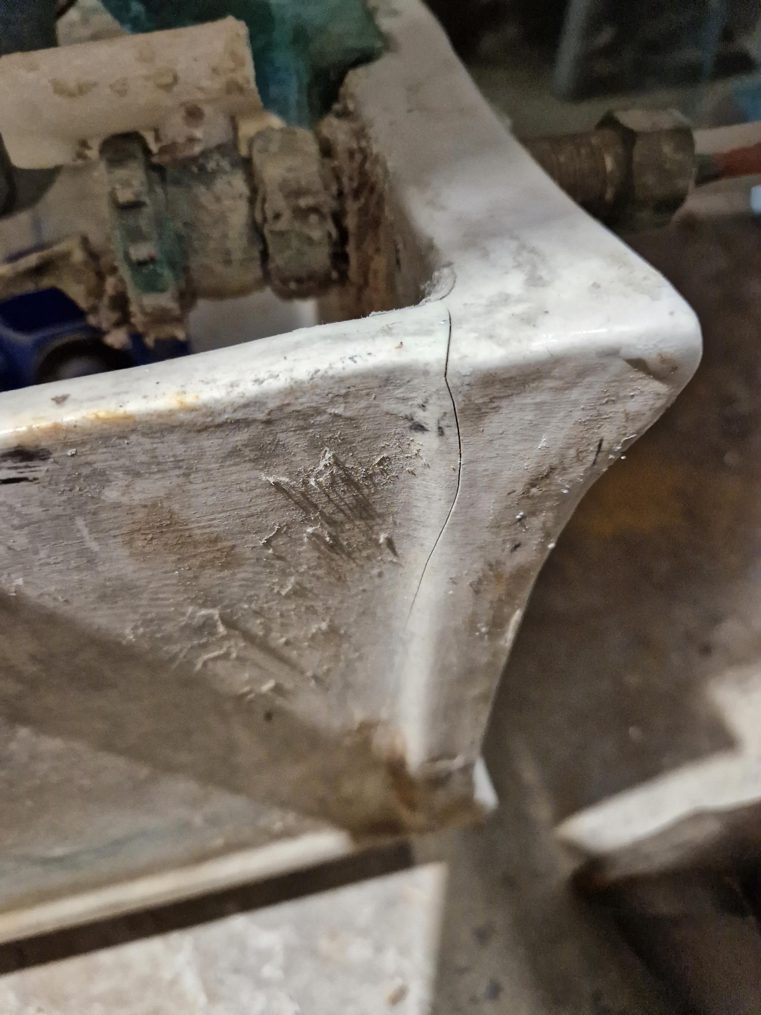 White ceramic toilet cistern  Condition Report Some small chips and some cracks. - Image 2 of 8
