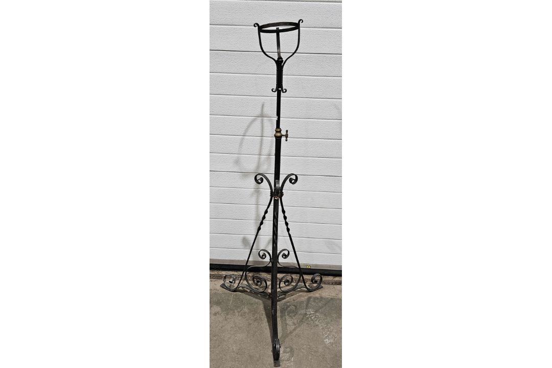 Antique iron telescopic standard lamp stand on curved tripod base, 121cm high at its shortest