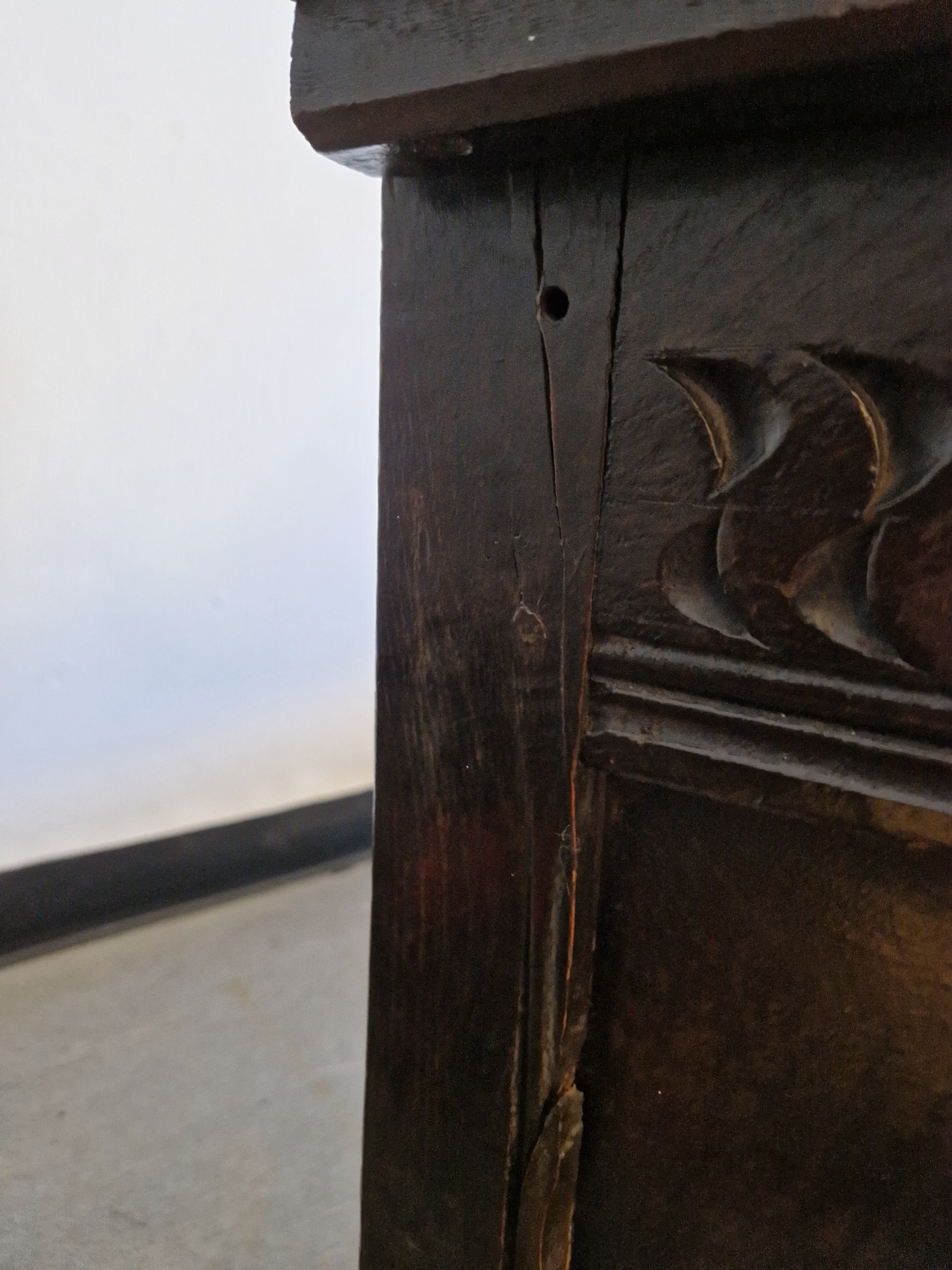 Antique oak coffer, the planked top with lunette frieze, the three-framed panel front scroll - Image 27 of 27
