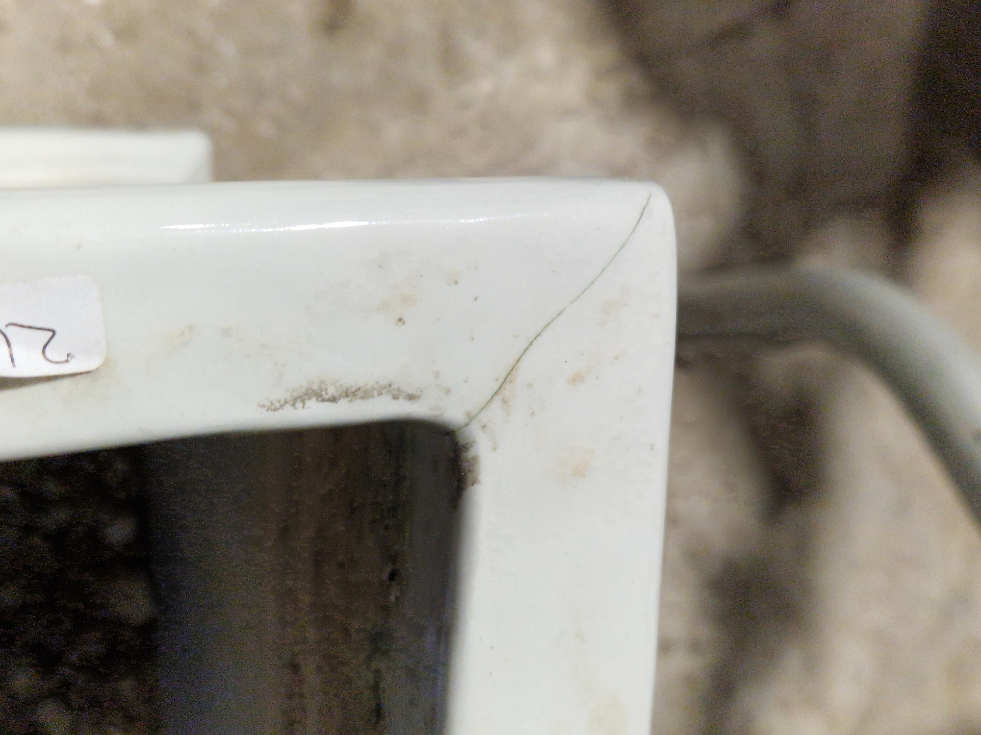White ceramic toilet cistern  Condition Report Some small chips and some cracks. - Image 4 of 8