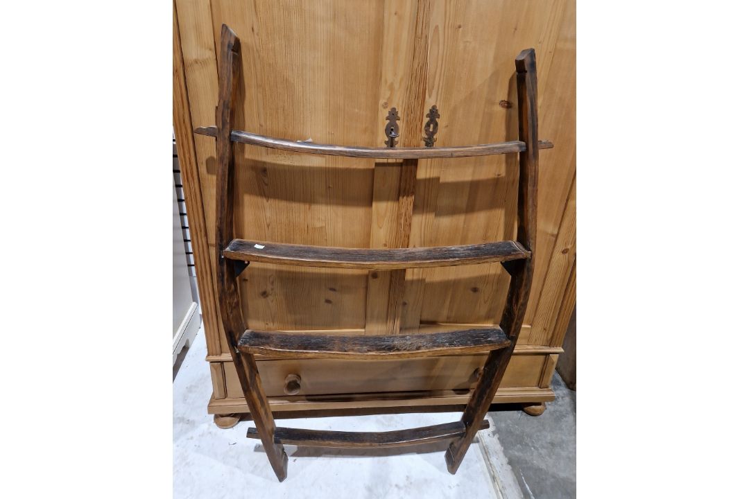 Rustic hardwood bowed 4-tier wall shelves