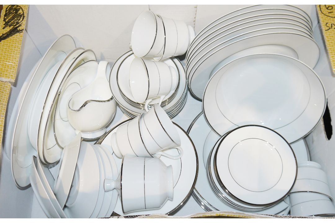 Four-panel fire spark guard and a large Royal Cameo Simplicity service (1 box) - Image 1 of 2