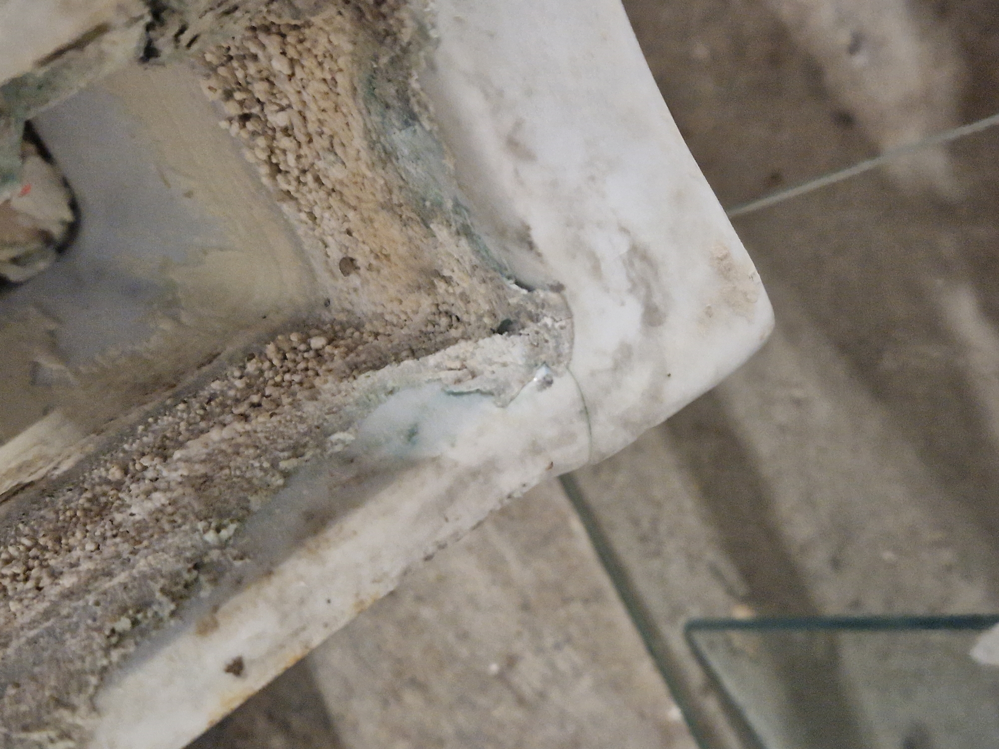 White ceramic toilet cistern  Condition Report Some small chips and some cracks. - Image 5 of 8