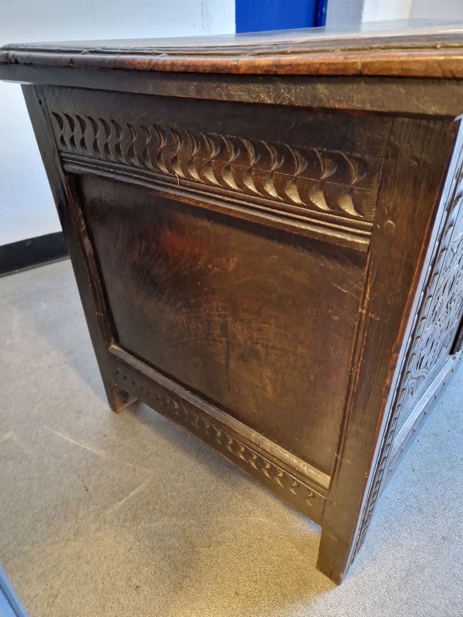Antique oak coffer, the planked top with lunette frieze, the three-framed panel front scroll - Image 24 of 27