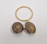 15ct gold single cufflink with engraved oval ends, 1.8g approx. and a 22ct gold fine wedding band,