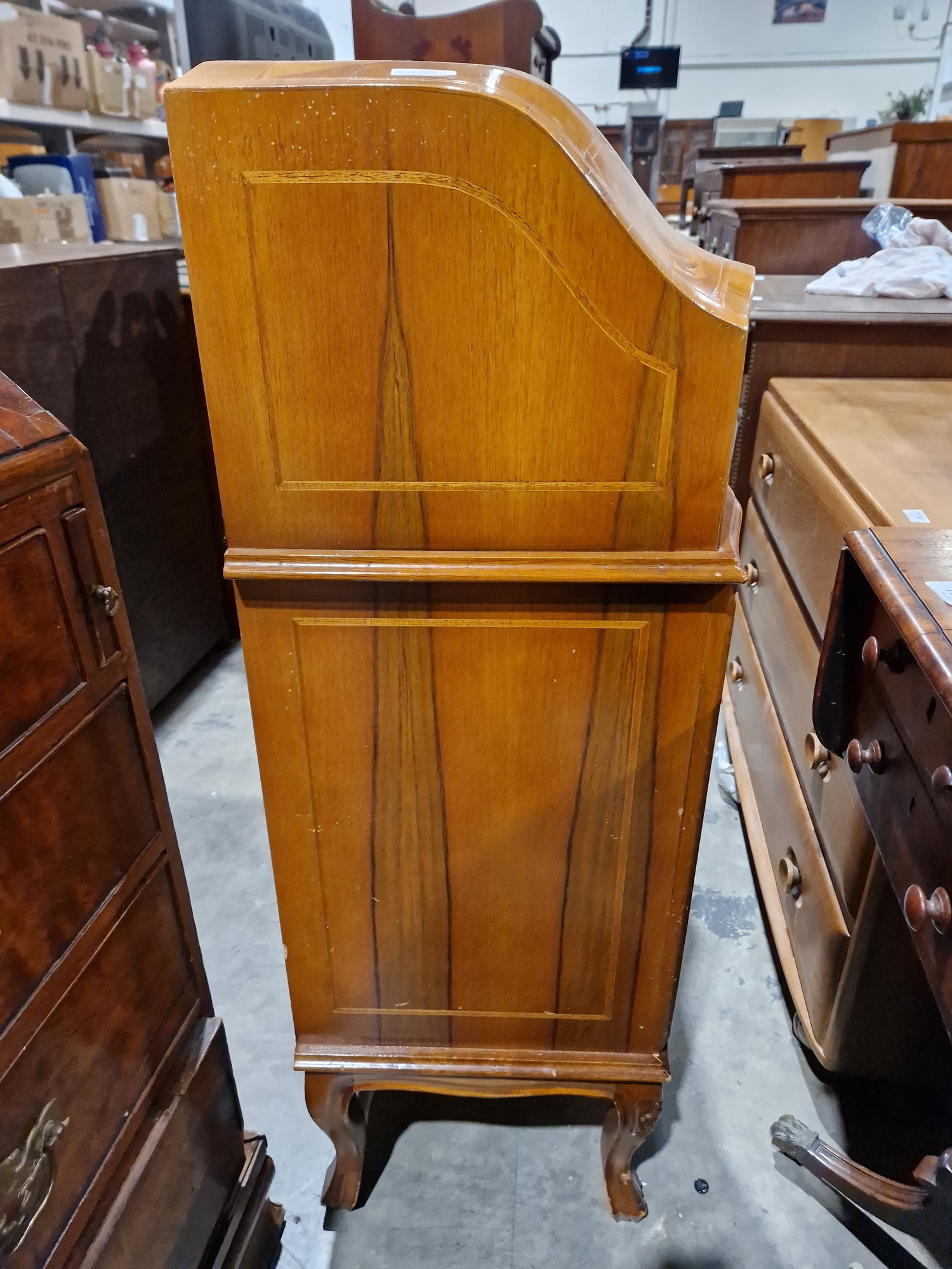 Reproduction marquetry inlaid bureau, the fall-front enclosing two fitted drawers and pigeonholes - Image 25 of 34