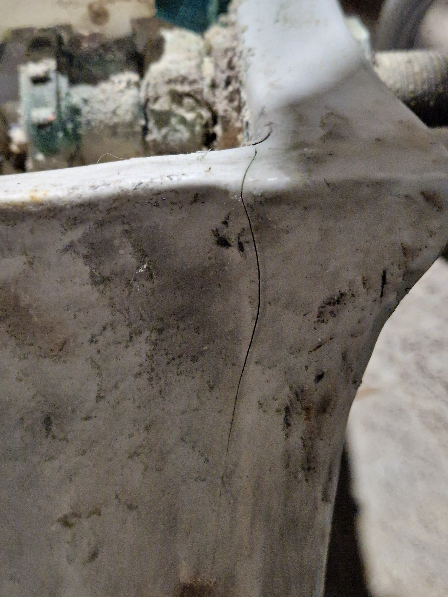 White ceramic toilet cistern  Condition Report Some small chips and some cracks. - Image 8 of 8
