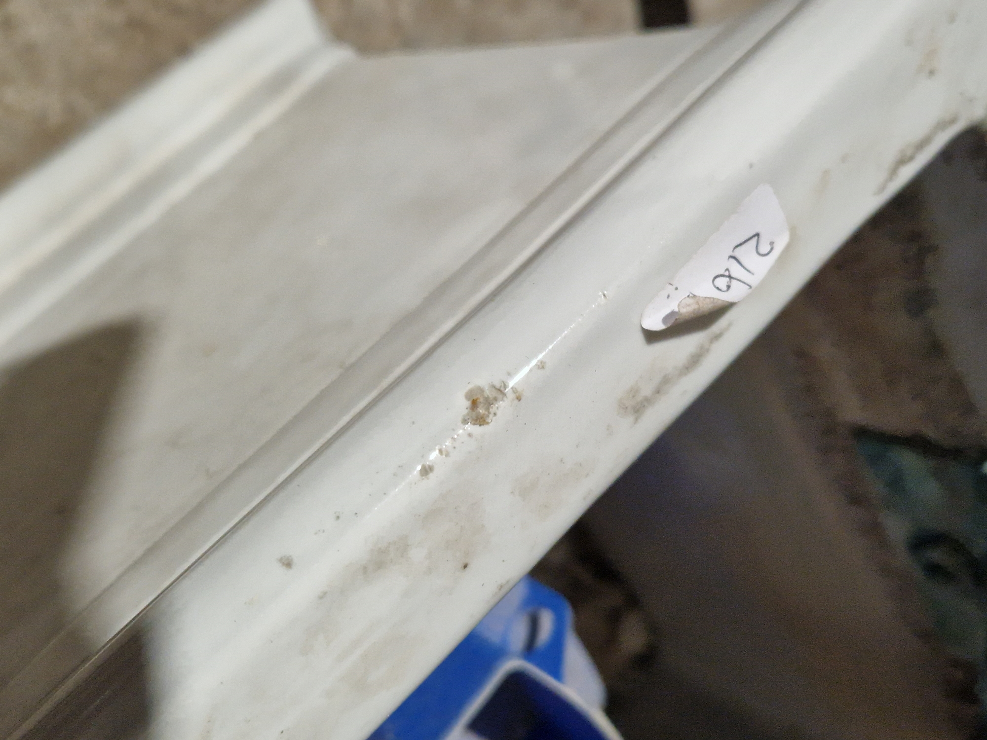 White ceramic toilet cistern  Condition Report Some small chips and some cracks. - Image 3 of 8