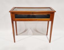 Modern veneered glazed collectors bijouterie table, the glazed lid opening to reveal a baize lined
