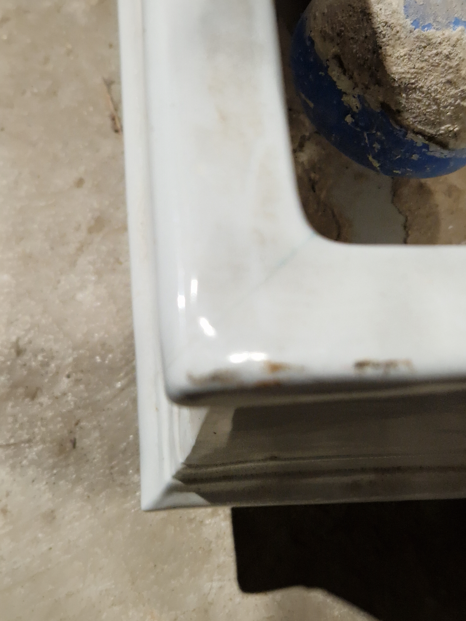 White ceramic toilet cistern  Condition Report Some small chips and some cracks. - Image 7 of 8