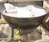 Kadai 70cm cast iron fire pit on stand   Condition Report Signs of use. Some oxidisation to the