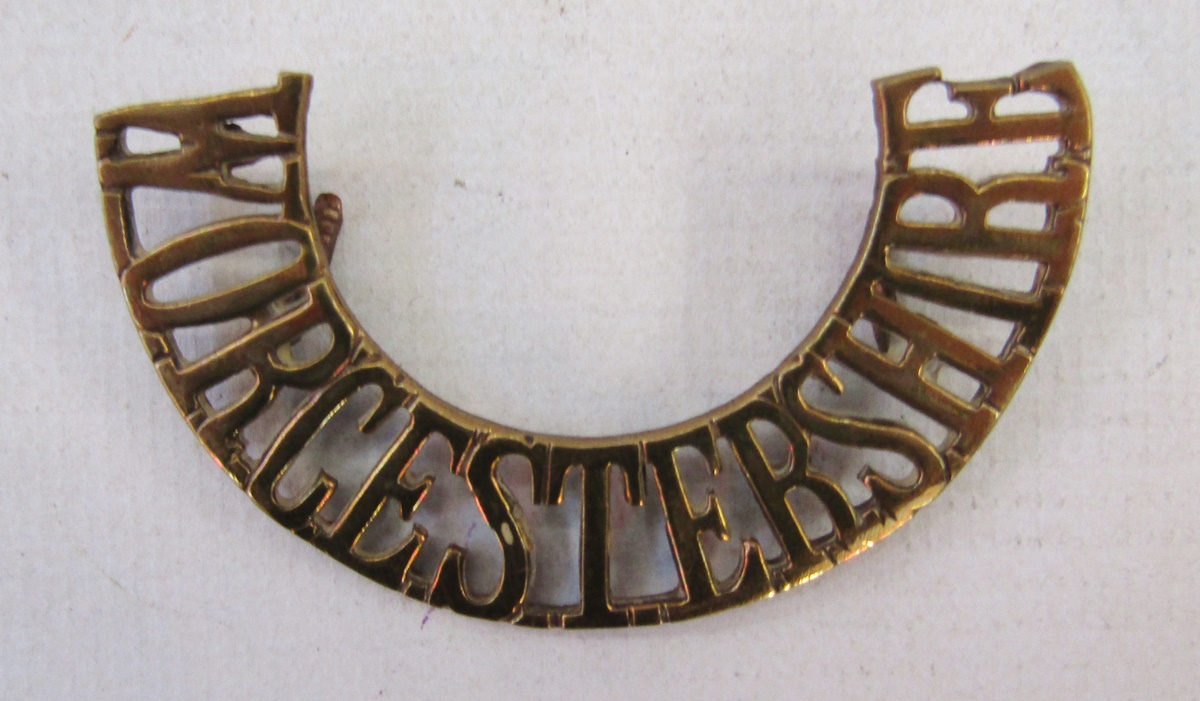 Collection of Worcestershire Regiment items to include a wall plaque, blazer badges and car badges - Image 5 of 10