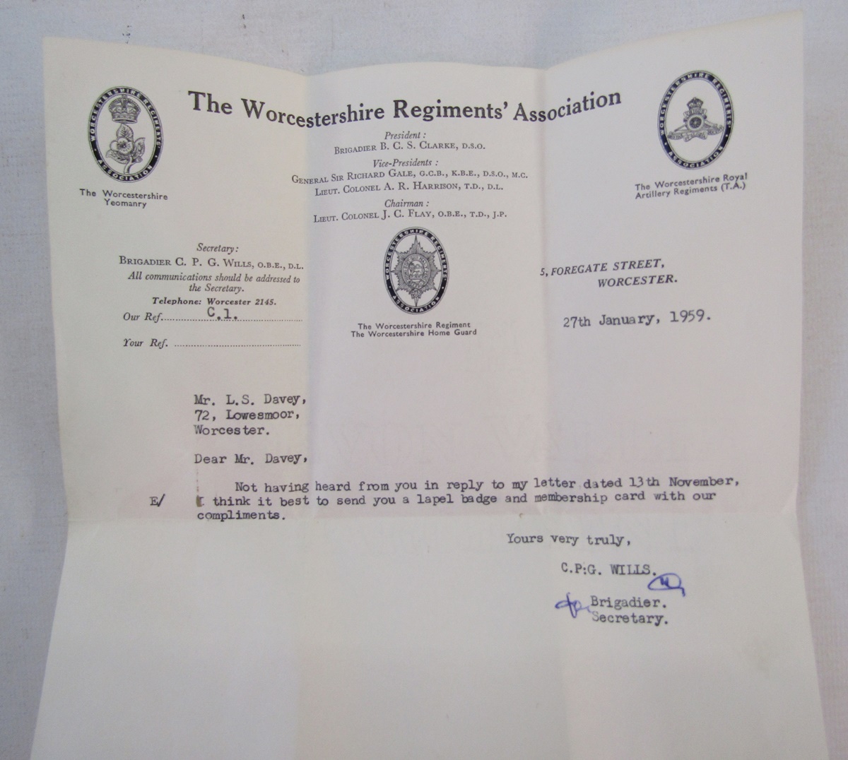 Collection of Worcestershire Regiment items to include a wall plaque, blazer badges and car badges - Image 7 of 10