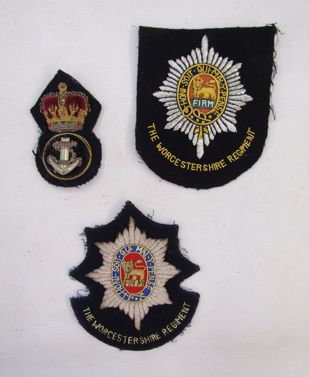 Collection of Worcestershire Regiment items to include a wall plaque, blazer badges and car badges - Image 2 of 10