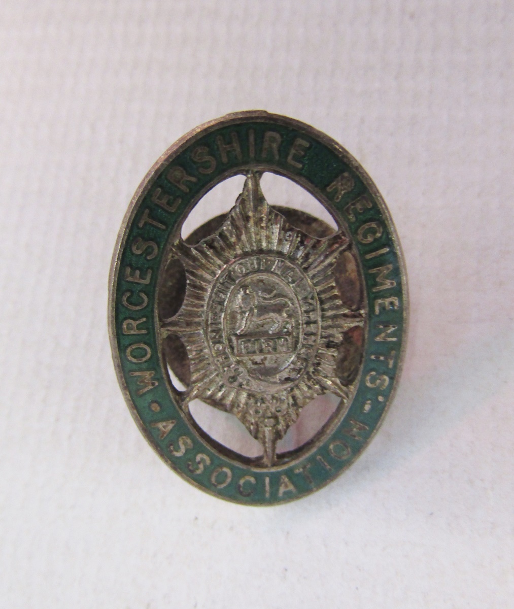 Collection of Worcestershire Regiment items to include a wall plaque, blazer badges and car badges - Image 9 of 10