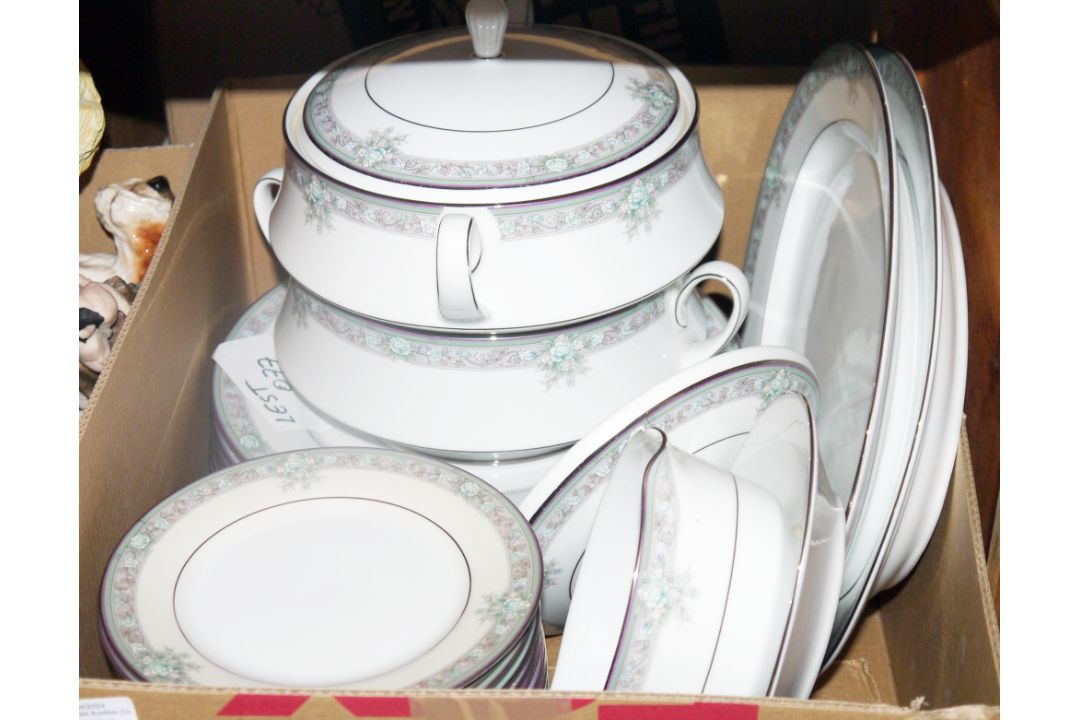 Legendary by Noritake Lunceford part dinner service, and a wooden canteen of Community cutlery - Image 1 of 2