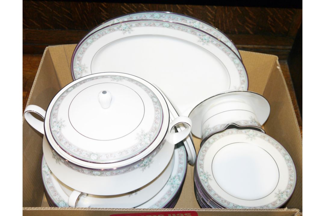 Legendary by Noritake Lunceford part dinner service, and a wooden canteen of Community cutlery - Image 2 of 2