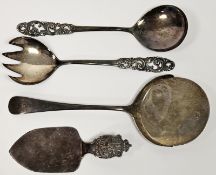 Edwardian silver server, Birmingham 1906, of circular design, a pair of salad servers with pierced