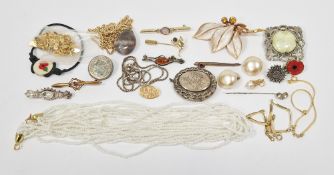 Assorted costume jewellery, to include a part 9ct gold cufflink, silver photo locket, silver brooch,