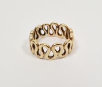 9ct gold scroll pierced ring, 5.3g