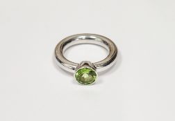 9ct white gold and green stone dress ring set peridot-coloured stone, on rounded shank, approx 11.