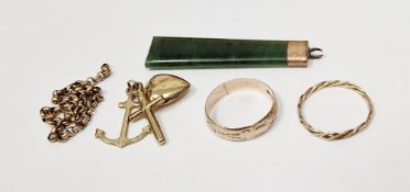 9ct gold wedding ring, engraved, a 9ct gold triple anchor cross and heart charm, a gold double twist