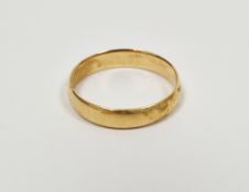 Gold-coloured metal wedding ring (no marks), 5g (valued as 9ct), size O