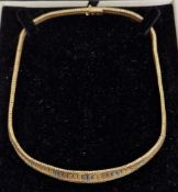9ct three-colour gold collarette necklace having matt graduated panels within herringbone borders,