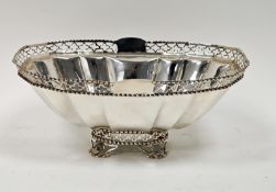 Edwardian silver fruit bowl, rounded oblong and having quatrefoil pierced and beaded border rim,