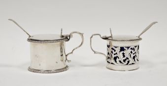 Late Victorian silver mustard pot, cylindrical and having flat hinged lid with scallopshell