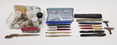 Collection of loose coinage, predominately European and British, a collection of vintage fountain