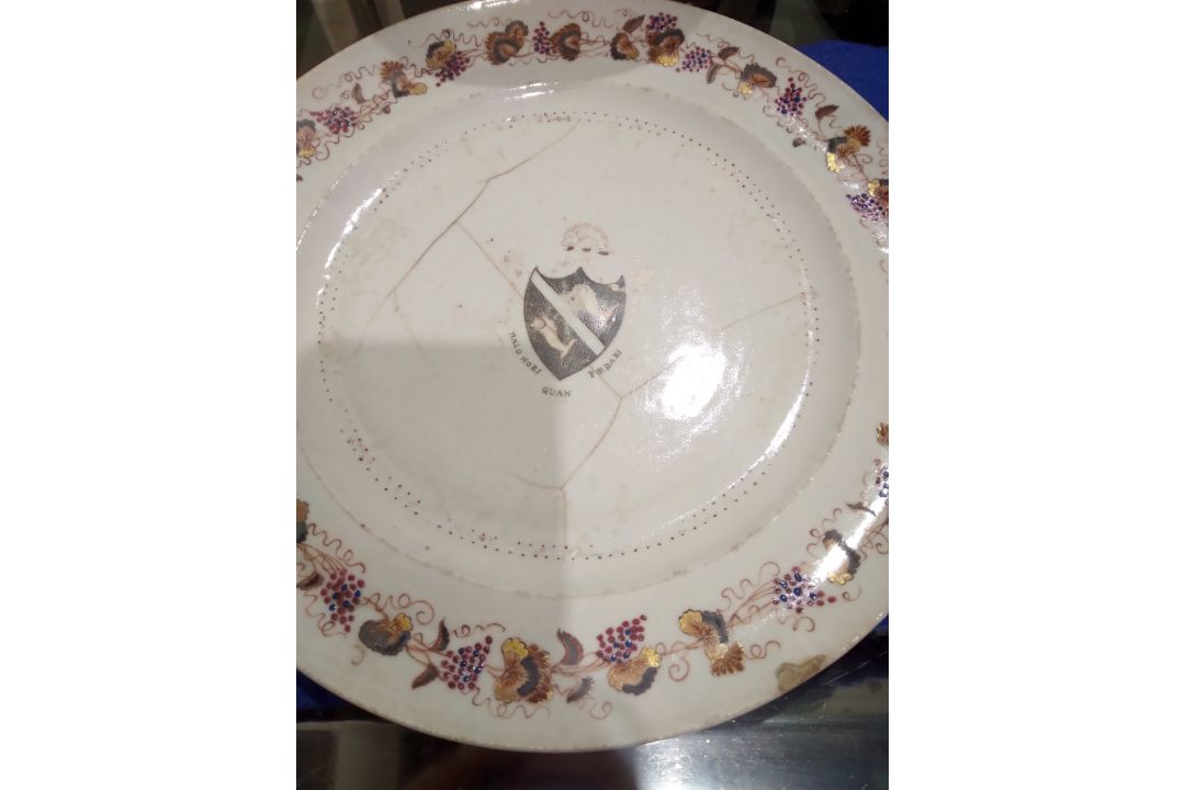 Set of 18th century Chinese export armorial dinner plates, each decorated with a black hatched - Image 18 of 20