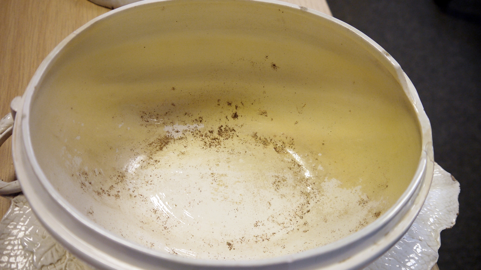 English creamware melon sauce tureen, cover and fixed stand, circa 1775, impressed LP incised 2 - Image 14 of 15