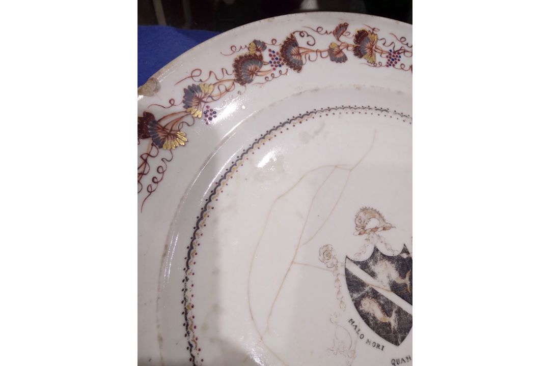 Set of 18th century Chinese export armorial dinner plates, each decorated with a black hatched - Image 13 of 20