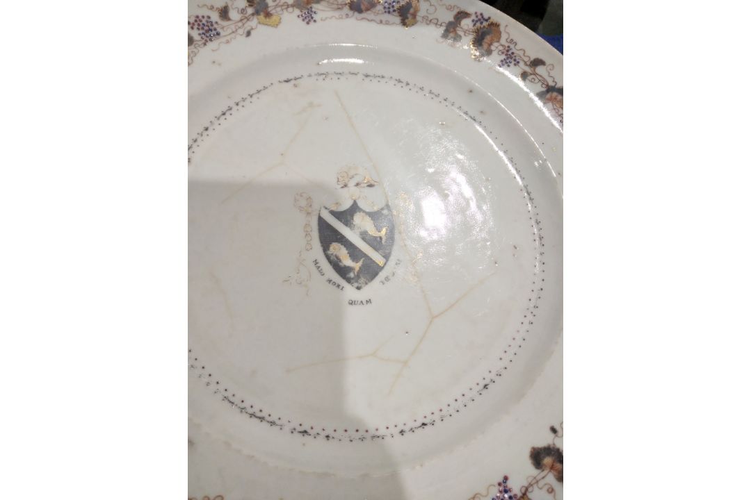 Set of 18th century Chinese export armorial dinner plates, each decorated with a black hatched - Image 15 of 20