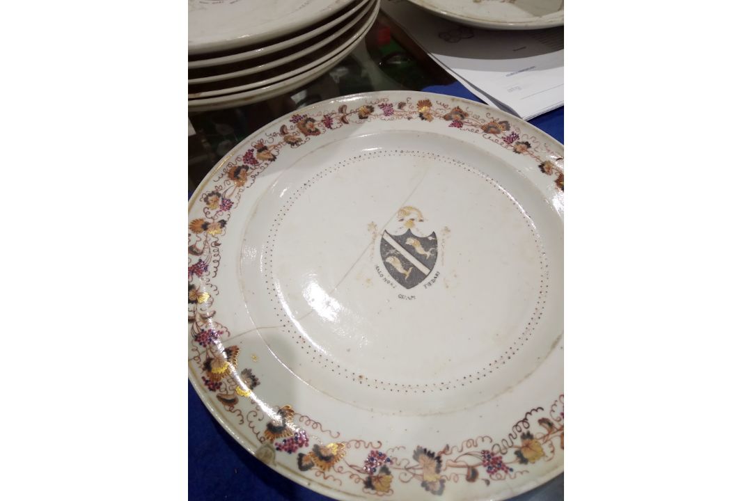Set of 18th century Chinese export armorial dinner plates, each decorated with a black hatched - Image 17 of 20