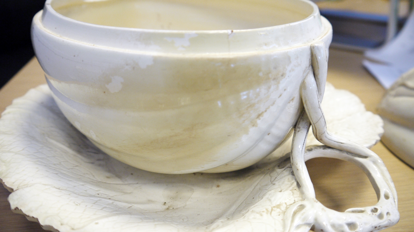 English creamware melon sauce tureen, cover and fixed stand, circa 1775, impressed LP incised 2 - Image 12 of 15